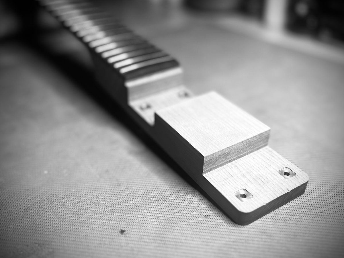 Extended neck heel seen from the front
