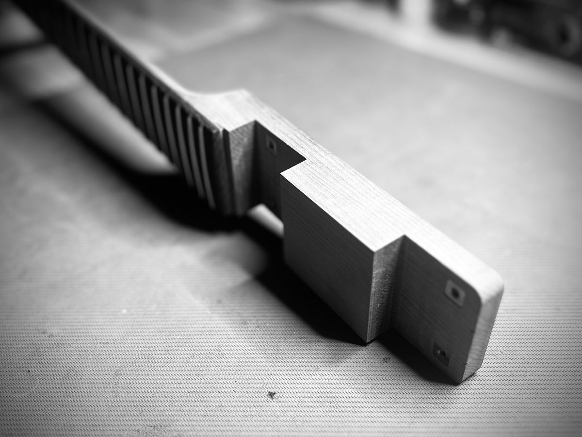 Extended Bolt-Through neck heel seen from the top and side