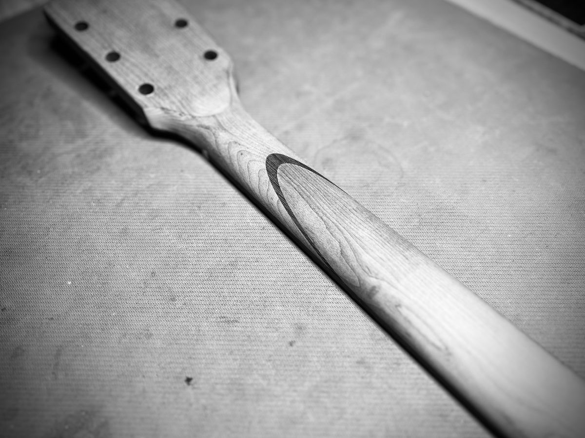 Headstock scarf joint on the maple neck